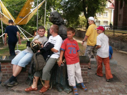 Na kolanach u Kopernika w Olsztynie  /fot.: Ks. Dawid Piesowicz / 