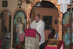 Ks. Robert Ĺšnieg, proboszcz parafii ĹšwiÄ™tego Ducha, czyta EwangeliÄ™ w jÄ™zyku polskim. 