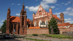 Gotycki koĹ›ciĂłĹ‚ Ĺ›w. Anny, klasztor bernardynĂłw i pomnik Adama Mickiewicza.  